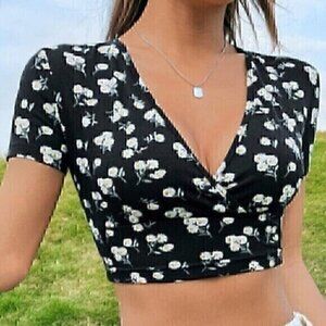 SHEIN Quite Ditsy Floral Print Surplice Neck Crop Top Tee Black White Daisy 12